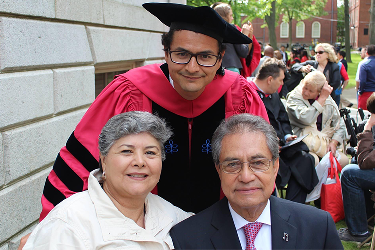 A Harvard gradute with his parents