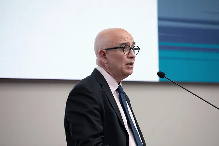 Photograph of Antonio Vidal Puig giving a talk.