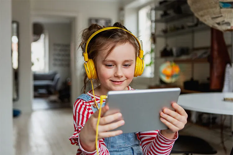 image of a kid with an ipad