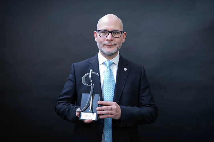José Ernesto Amorós wins the Romulo Garza 2023 Award.