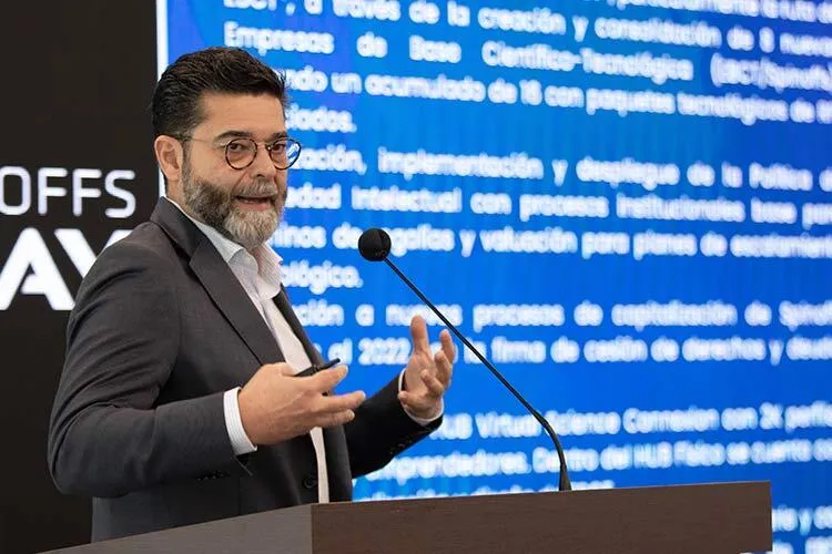 Arturo Santos, Director of Technology Transfer, during presentation of results.