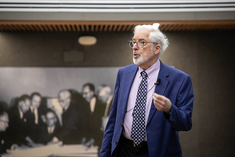 Steven Popper during a talk at Tec.