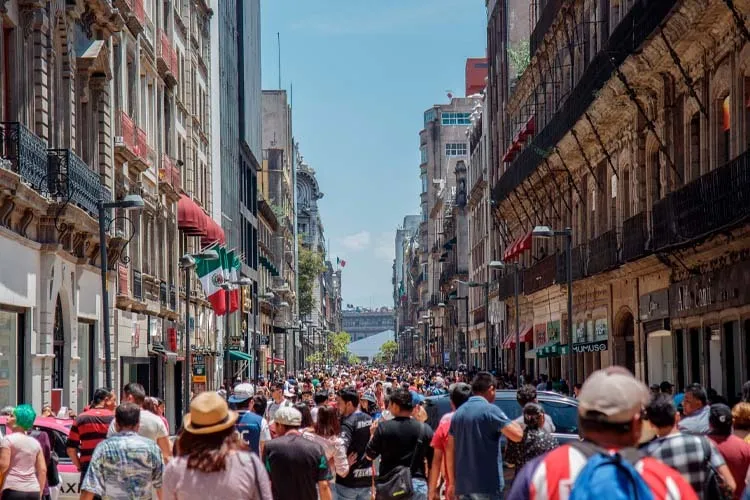photograph of a city filled with turists