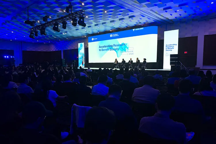 Thematic panel “Medical Innovation for Social Well-Being” during TecScience Summit 2026, featuring specialists in discussion before an auditorium audience.