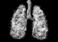 Black and white illustration of two lungs filled with smoke