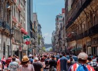 photograph of a city filled with turists