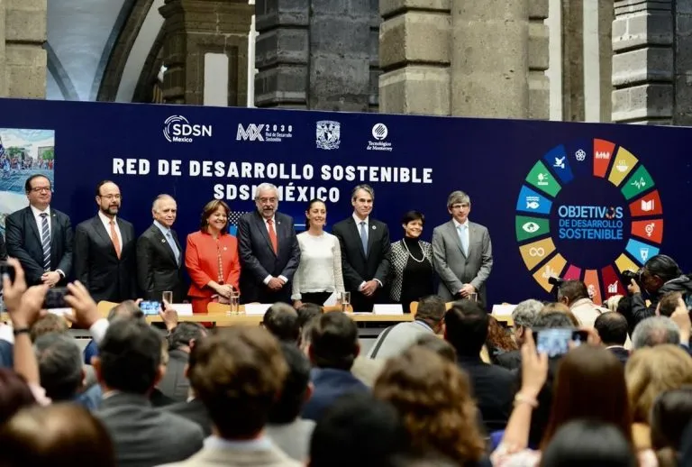 Panel con siete personas de pie