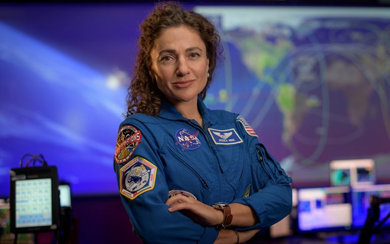 mujer vistiendo uniforme de la NASA