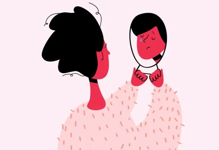 mujer viendóse en un espejo