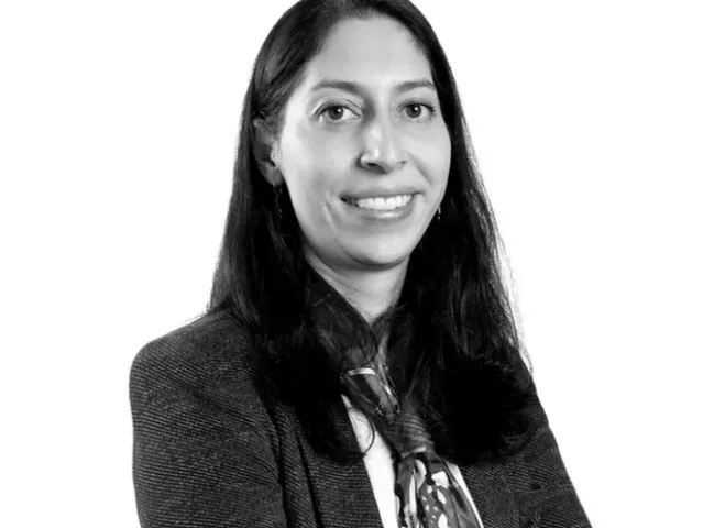 Mujer de cabello largo negro