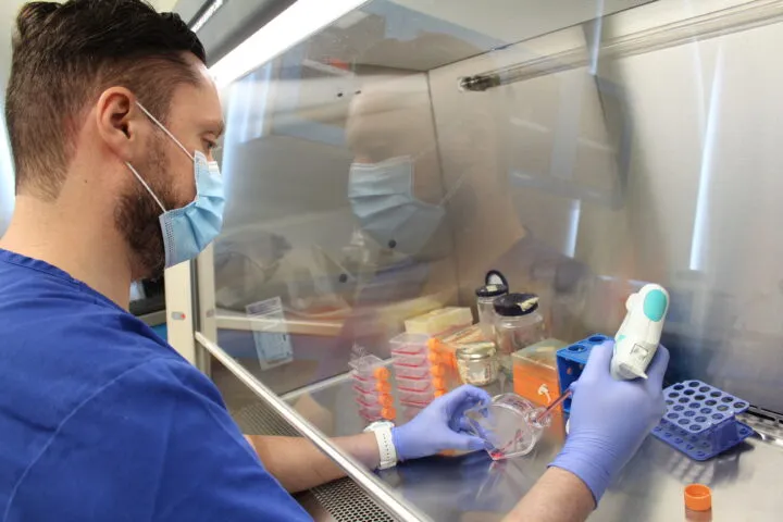 imagen de una persona en un laboratorio