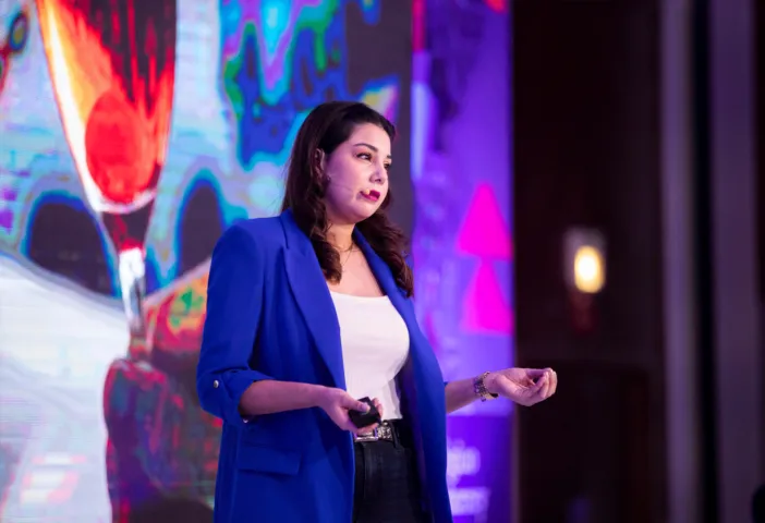 Mujer de edad mediana dando una conferencia