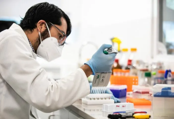 científico trabajando en una pipeta