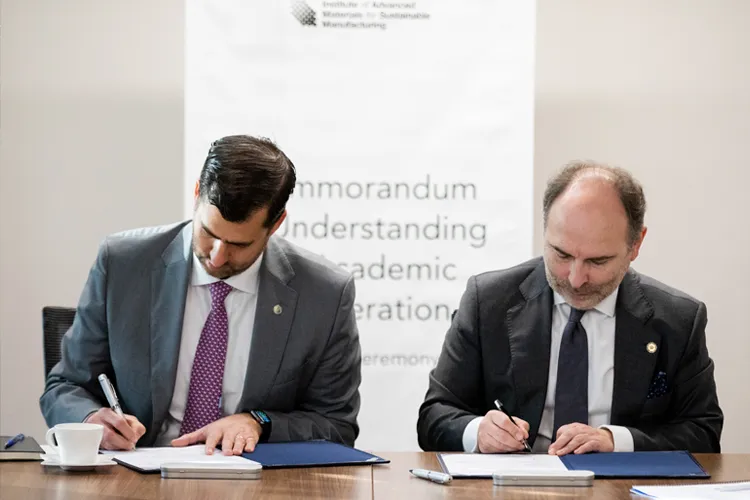 Directivos del Tec firmando convenio