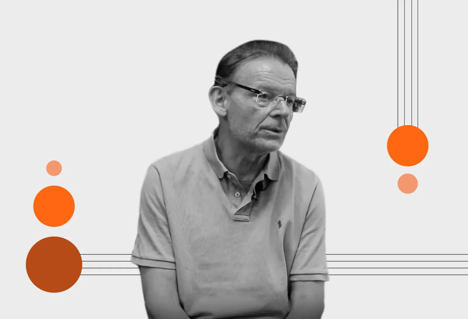 Fotografía en blanco y negro de un hombre con lentes de ver