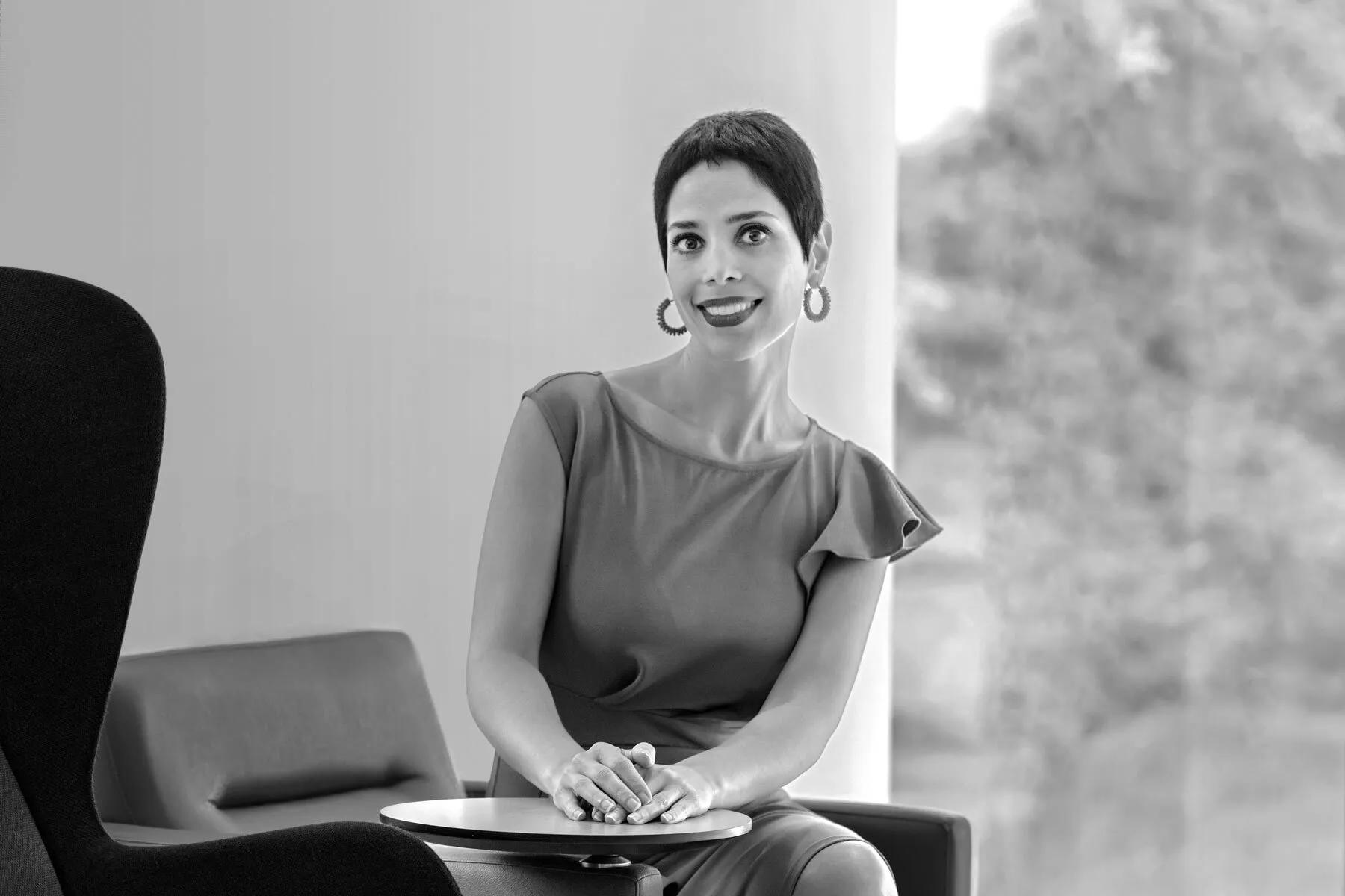 Mujer científica sentada y sonriente