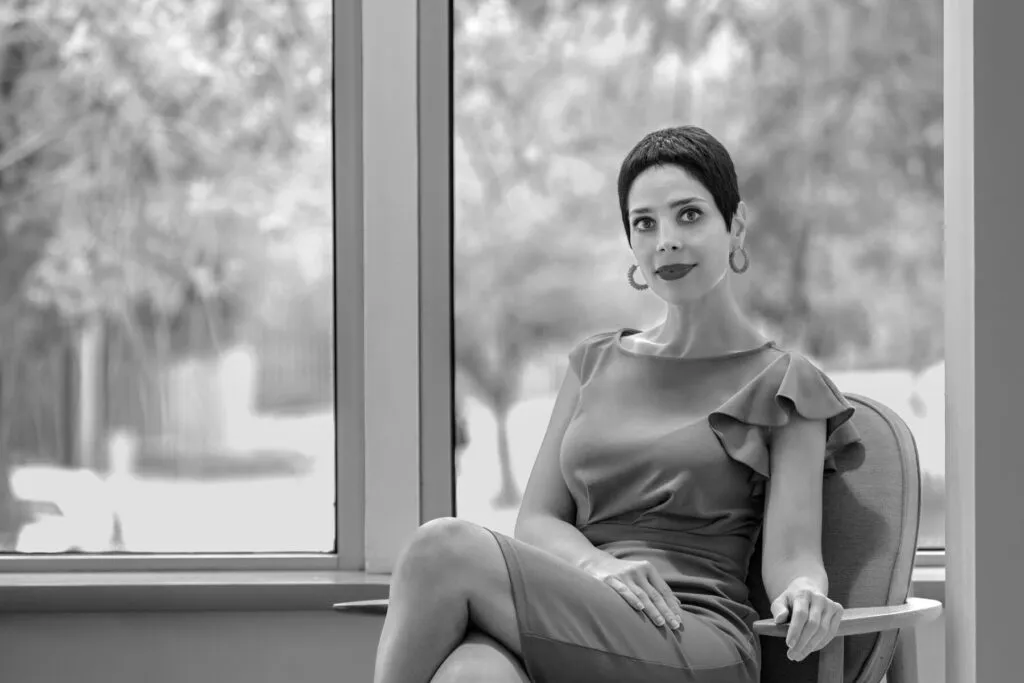 Mujer científica sentada