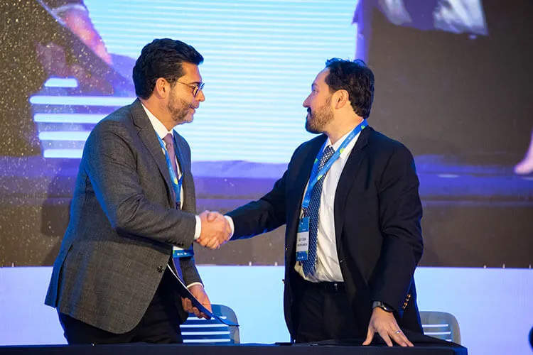 imagen de dos hombres dándose la mano