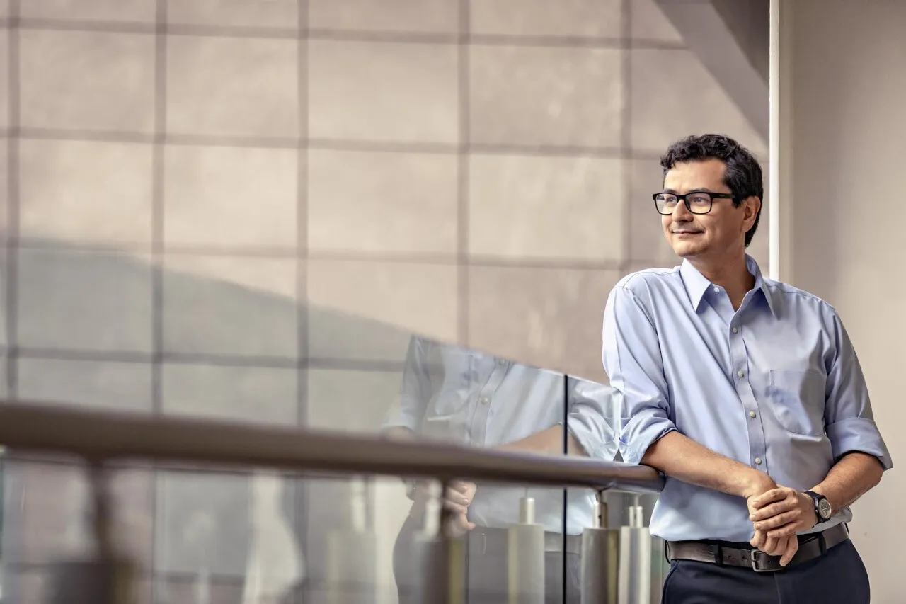 Edgar Barroso, recargado en un barandal mirando al horizonte