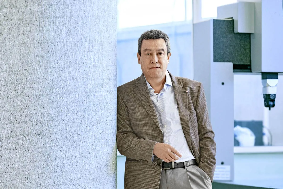 El doctor Alex Elias fotografiado recargado en una pared