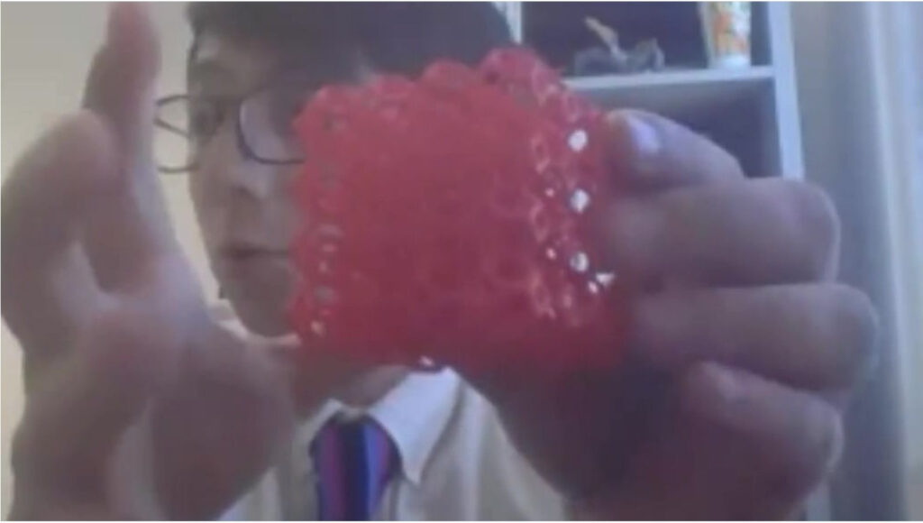 Hombre mostrando un cubo impreso en tecnología 3D