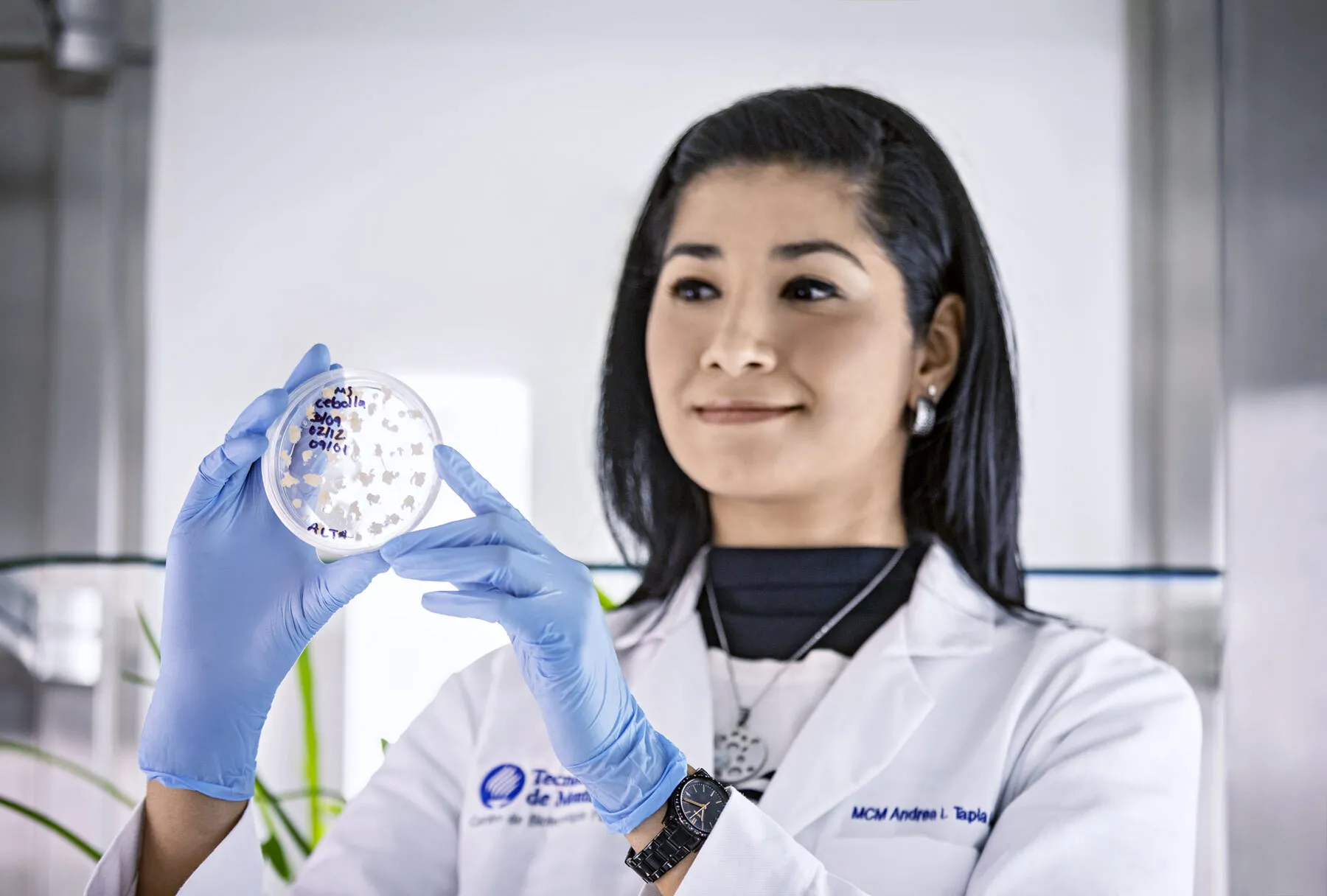 mujer en laboratorio revisa exosomas en portaobjetos