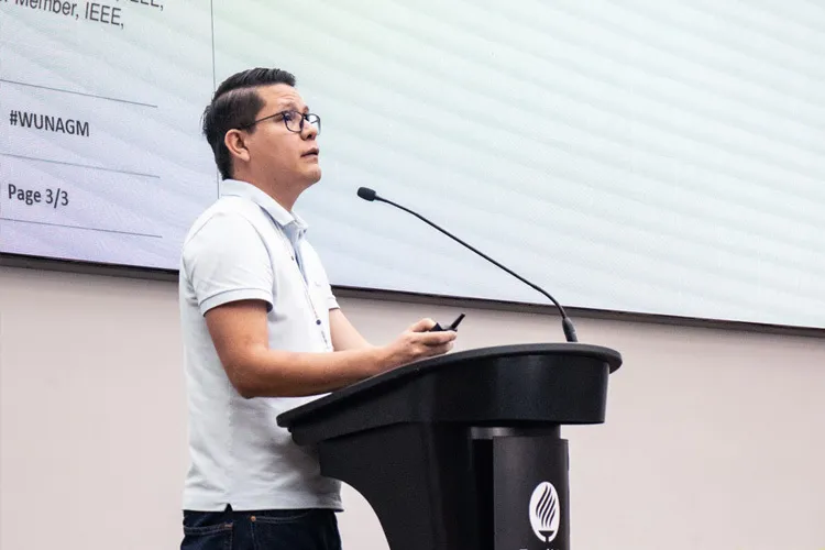 Investigador Jesús Valdez hablando sobre electromovilidad.
