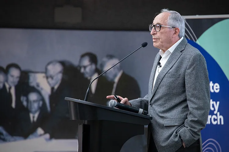 Fotografía de David Kershenobich dando una ponencia.