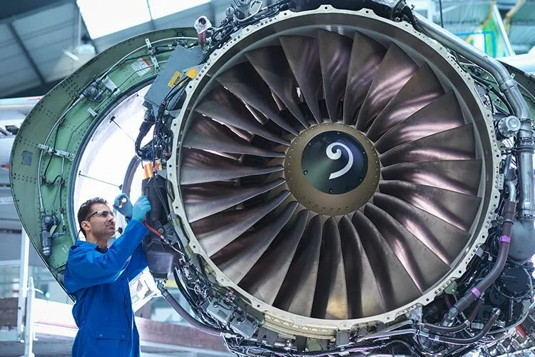 Turbina de un avión siendo revisada