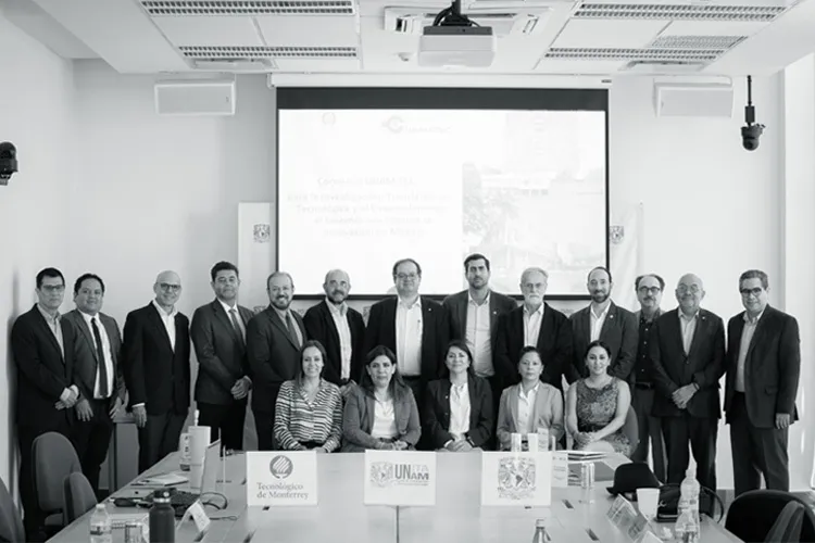 Una docena de personas en el panel del consorcio UNAM TEC