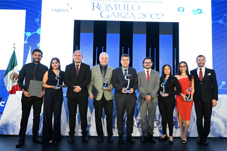 Investigadores ganadores del premio Romulo Garza sosteniendo el premio