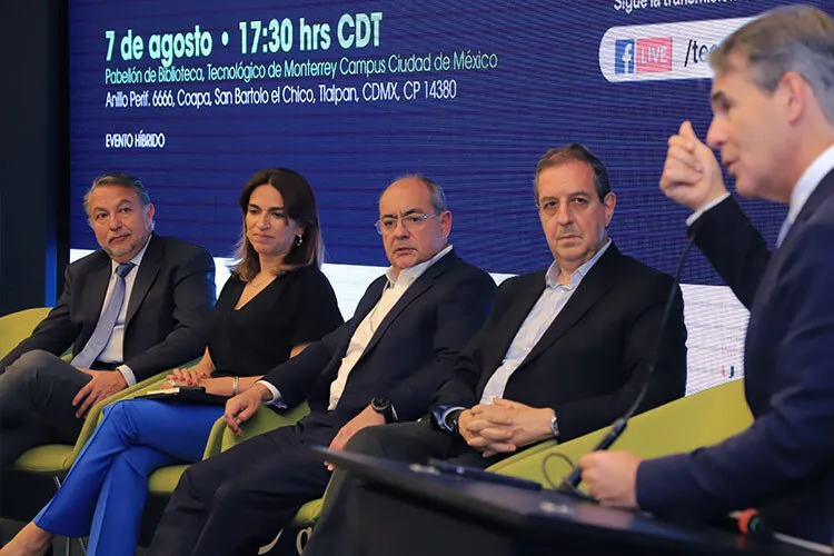 Cuatro hombres y una mujer discuten en un panel