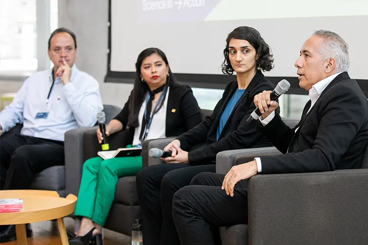 Imagen de panelistas durante el foro de suero lácteo