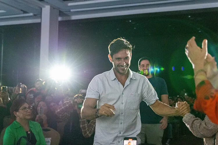Javier Santaolalla caminando por los pasillos rodeado de gente