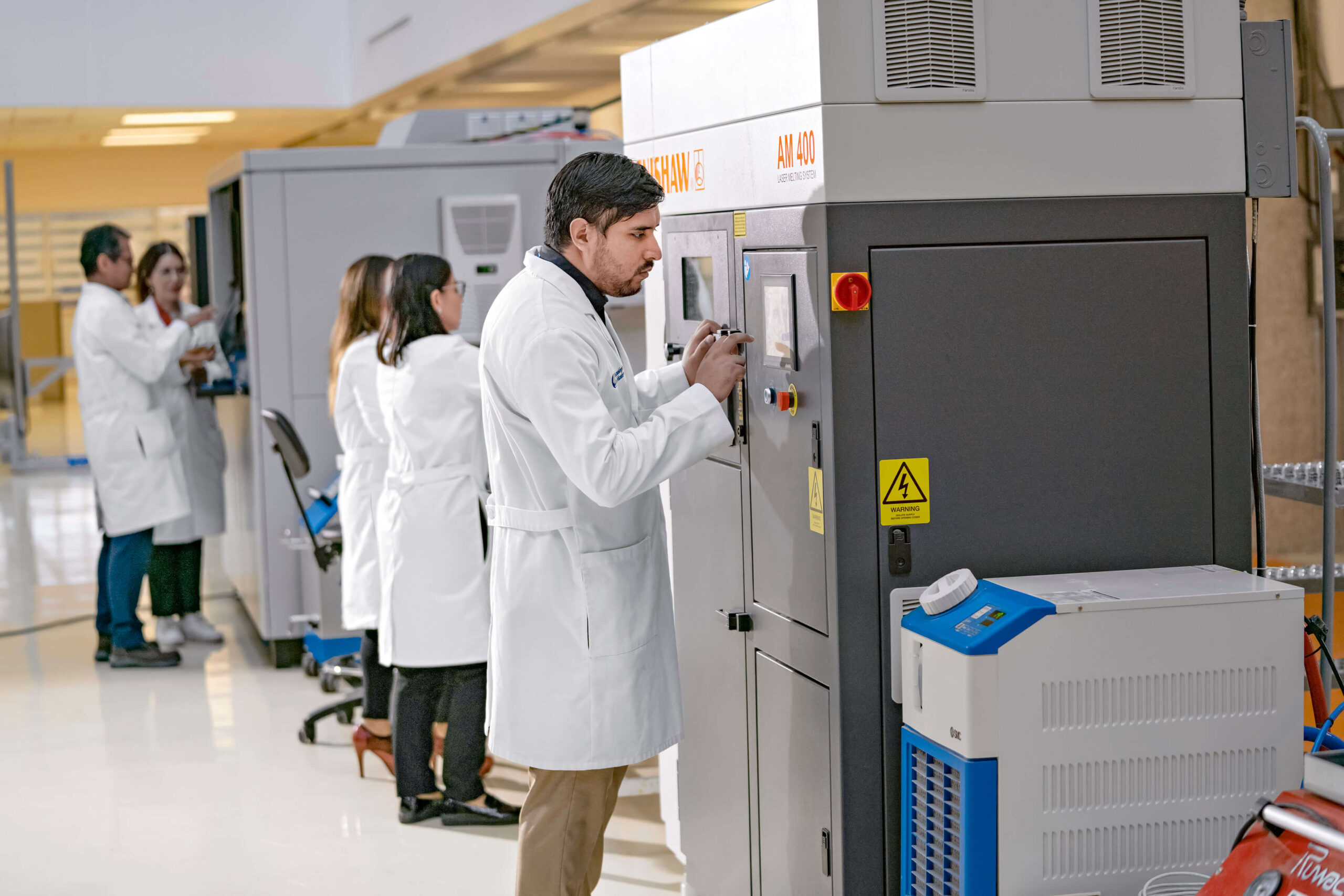 El Core Lab cuenta con equipo especializado de manufactura aditiva, como máquinas que permiten imprimir materiales reactivos, por ejemplo, el titanio y el aluminio. Algunos de ellos se adquieren de la compañía GE Additive, una rama de la empresa General Electric dedicada a esta tecnología.