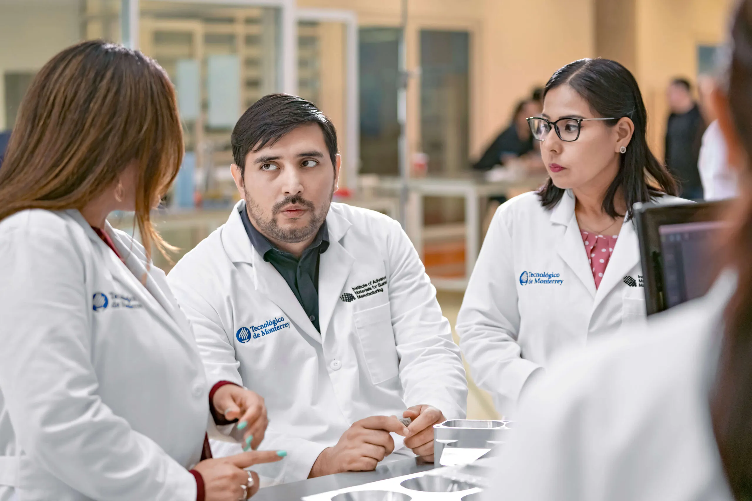 El laboratorio está abierto para que la industria y la academia trabajen en conjunto, tanto en la manufactura e impresión de componentes como en la investigación de los insumos, como los polvos metálicos y sus aleaciones, entre otros.