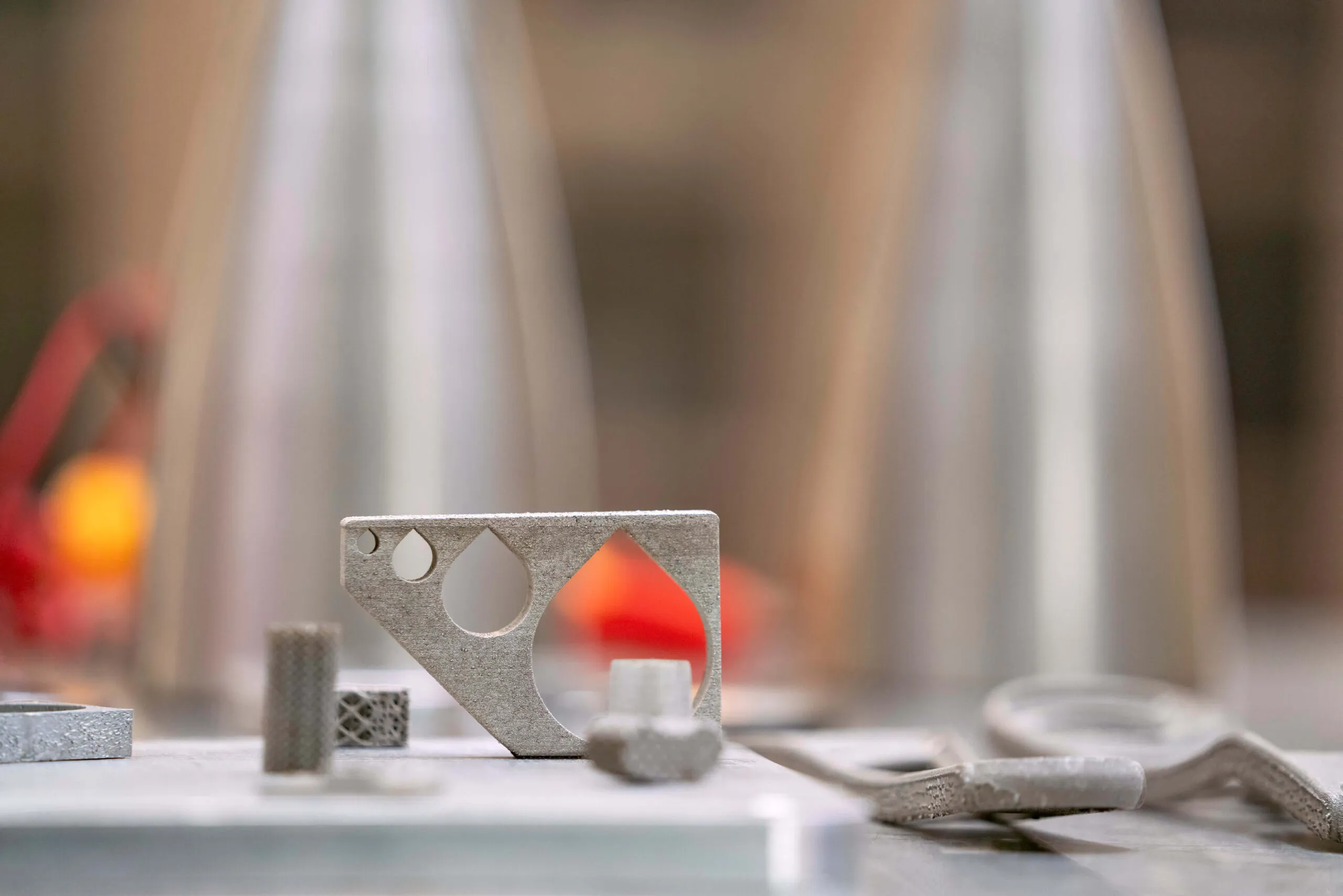 La manufactura aditiva permite imprimir piezas a partir del polvo metálico, el cual puede contener diversas aleaciones o compuestos que pueden mejorar o modificar la dureza, la resistencia y otras características de las piezas. Su proceso incluye una base donde se deposita el polvo y luego un láser pasa por encima solidificando y creando la pieza capa por capa.