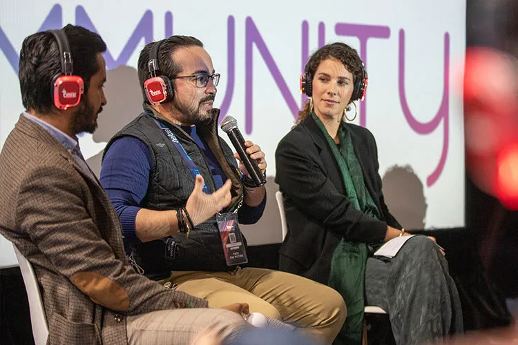 imagen de personas hablando con audiífonos