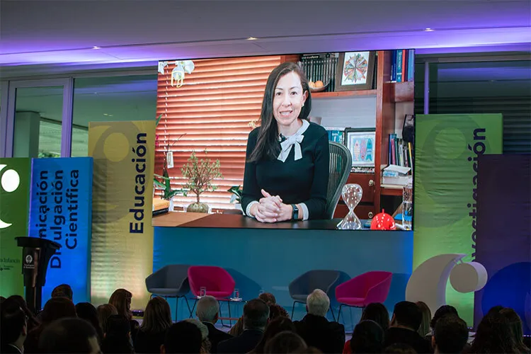 imagen de raquel bernal en una transmision en vivo