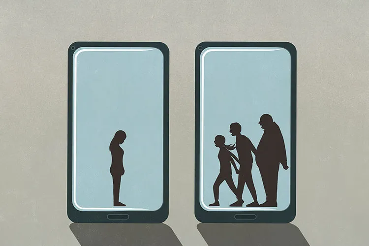 dos teléfonos móviles con personas en uno atacando a otra solita en el otro