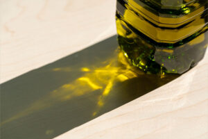 botella de aceite de aguacate con sombra
