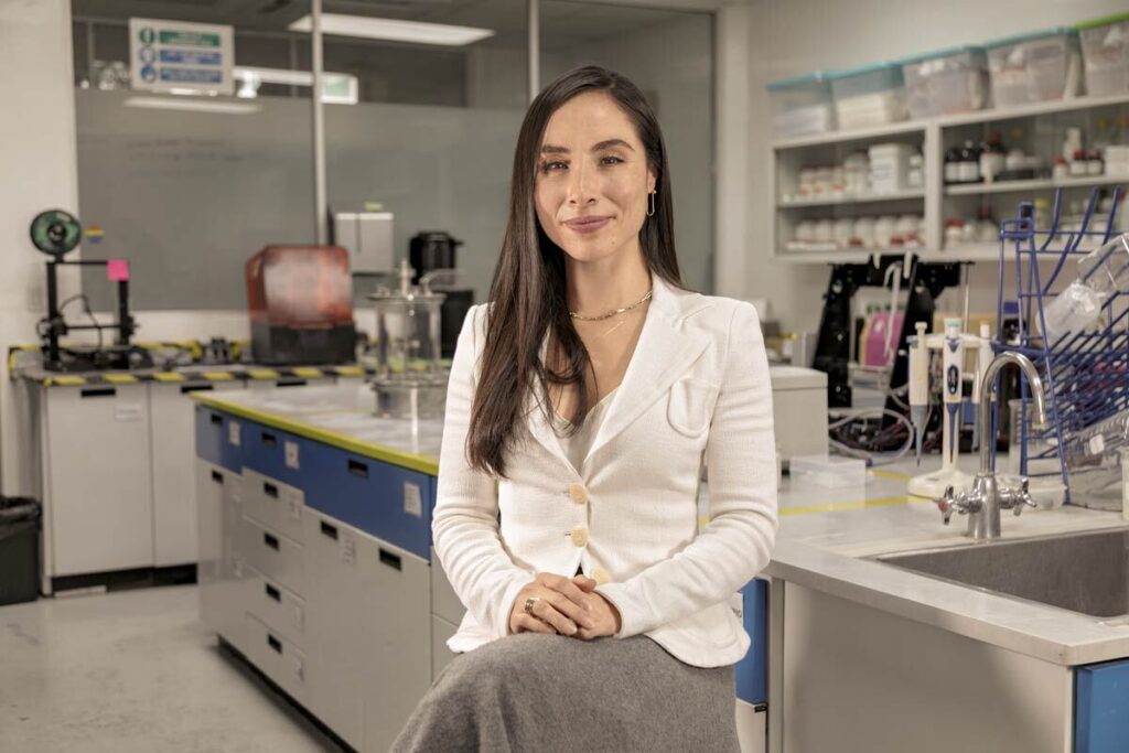 La investigadora Grissel Trujillo en su laboratorio
