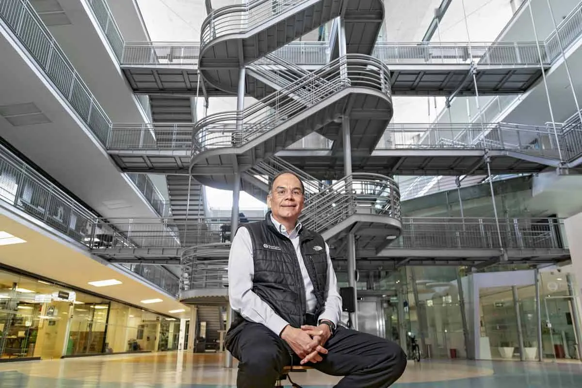Arturo Molina posando en el Tec de Monterrey Campus CDMX