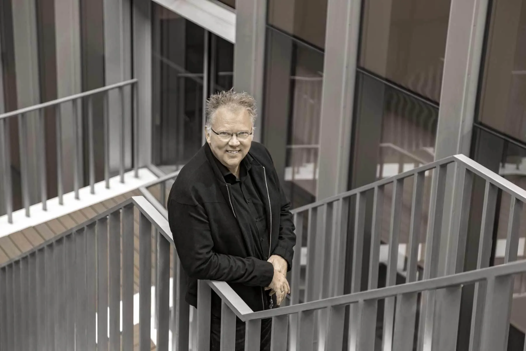 Rob Roggema en escaleras de biblioteca Tec en Monterrey