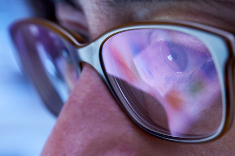 imagen de una persona usando lentes