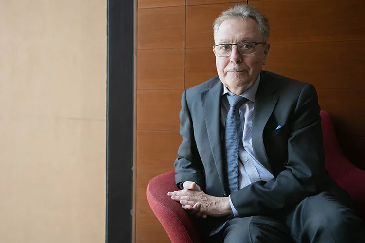 imagen del científico alejandro madrigal