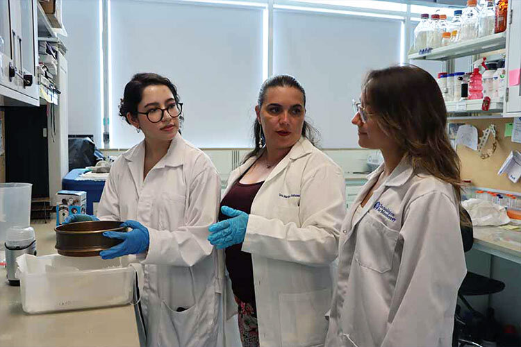 imagen de tres mujeres en el laboratorio