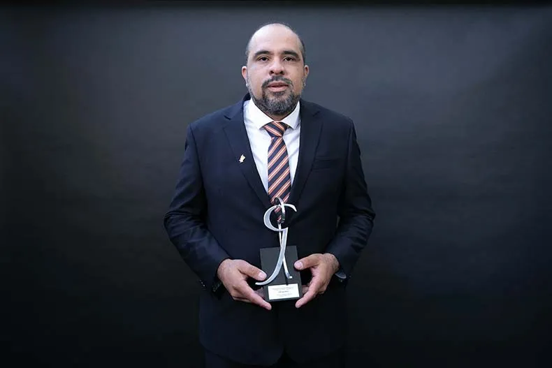 Imagen de Edgar Raygoza, uno de los ganadores del Premio Rómulo Garza 2023.