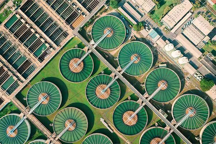 Fotografía aérea de una planta de tratamiento de agua