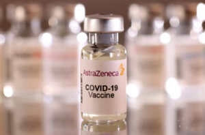 En esta ilustración tomada el 16 de enero de 2022 se ve un vial de la vacuna AstraZeneca Covid-19